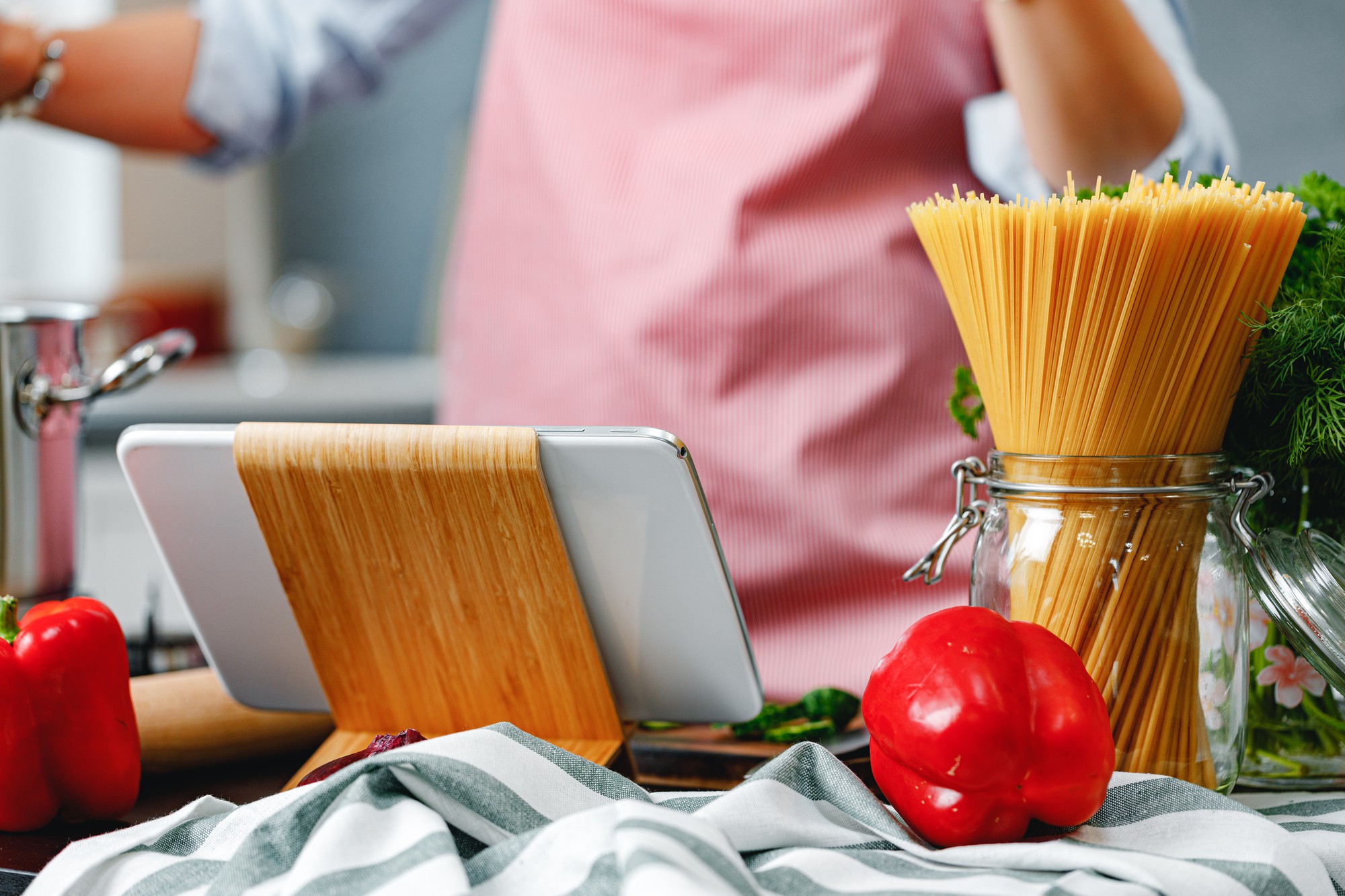 Angolo cucina con utensili e banco di lavoro